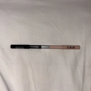 Caia duo eye pencils - Jag säger denna duo i eye pencils för den svarta sidan är Pencil Eyeliner och den sandiga sidan är en eye brightener. Dessa är endast testade men jag tycker inte om denna typ av smink (endast testad på handen). Pris går att diskuteras
