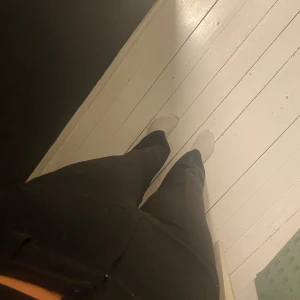 Svarta kostymbyxor från New Yorker , strl 34 - Svarta kostymbyxor från new yorker  i storlek 34. Byxorna har en klassisk rak passform och är midjehöga. 