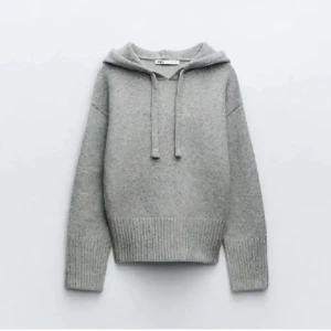 Grå stickad hoodie från Zara!  - Trendig grå Zara tröja till salu! Säljer för att den inte kommer till användning! Bra skick, har inte använd alls mycket bara några enstaka gånger. Köparen står för frakten! Vid snabb affär kan jag tänka mig att sänka priset lite! 