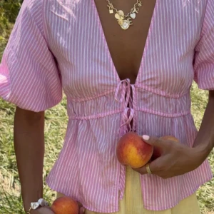 Rosa randig blus med knyt - Säljer en söt rosa och vit randig blus med knyt framtill och kort ärm. FRÅN ZARA🩷