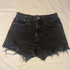 Svarta high waist jeansshorts Abercrombie - Svarta high waist jeansshorts från Abercrombie & Fitch, modell 'The Mom Short Curve Love'.  Kant med fransar, klassisk femficksdesign och dragkedja framtill. Perfekt för sommaren. Skulle säga att storleken är ungefär  EU34/36