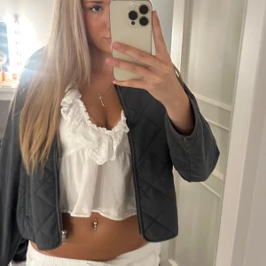  quiltad bomberjacka - Säljer en grå quiltad bomberjacka med dragkedja framtill från Hm!❤️ storlek L men passar mer S/M