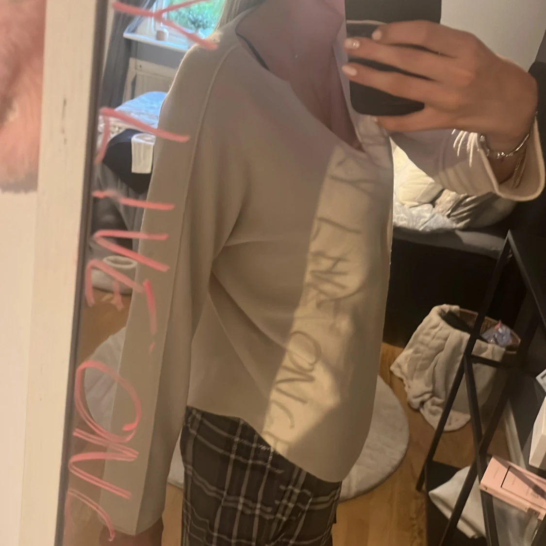 Beige v-ringad tröja från Edith - 3