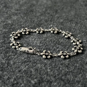 Fleur de Lys Bracelet - Cirka 20 cm långt, kan enkelt justeras för önskad passform.