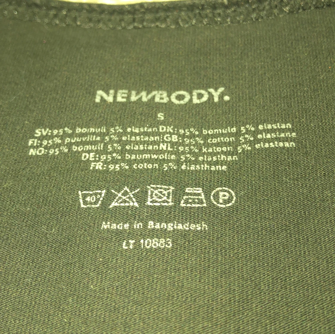 Svart basic t-shirt från Newbody - 2