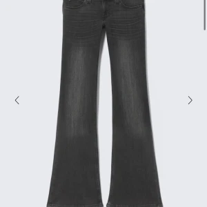 Svarta bootcut jeans Cheap Monday - Säljer ett par svarta bootcut jeans från Cheap Monday med ikonisk logga bak. Köpte här på plick men säljer då jag tycker dem är för långa. Inga tecken på användning. 