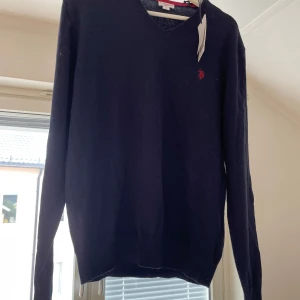 Oanvänd stickad US Polo Assn. tröja - Oanvänd stickad blå tröja. Nypris ca 500kr. Pris 350kr eller bud.