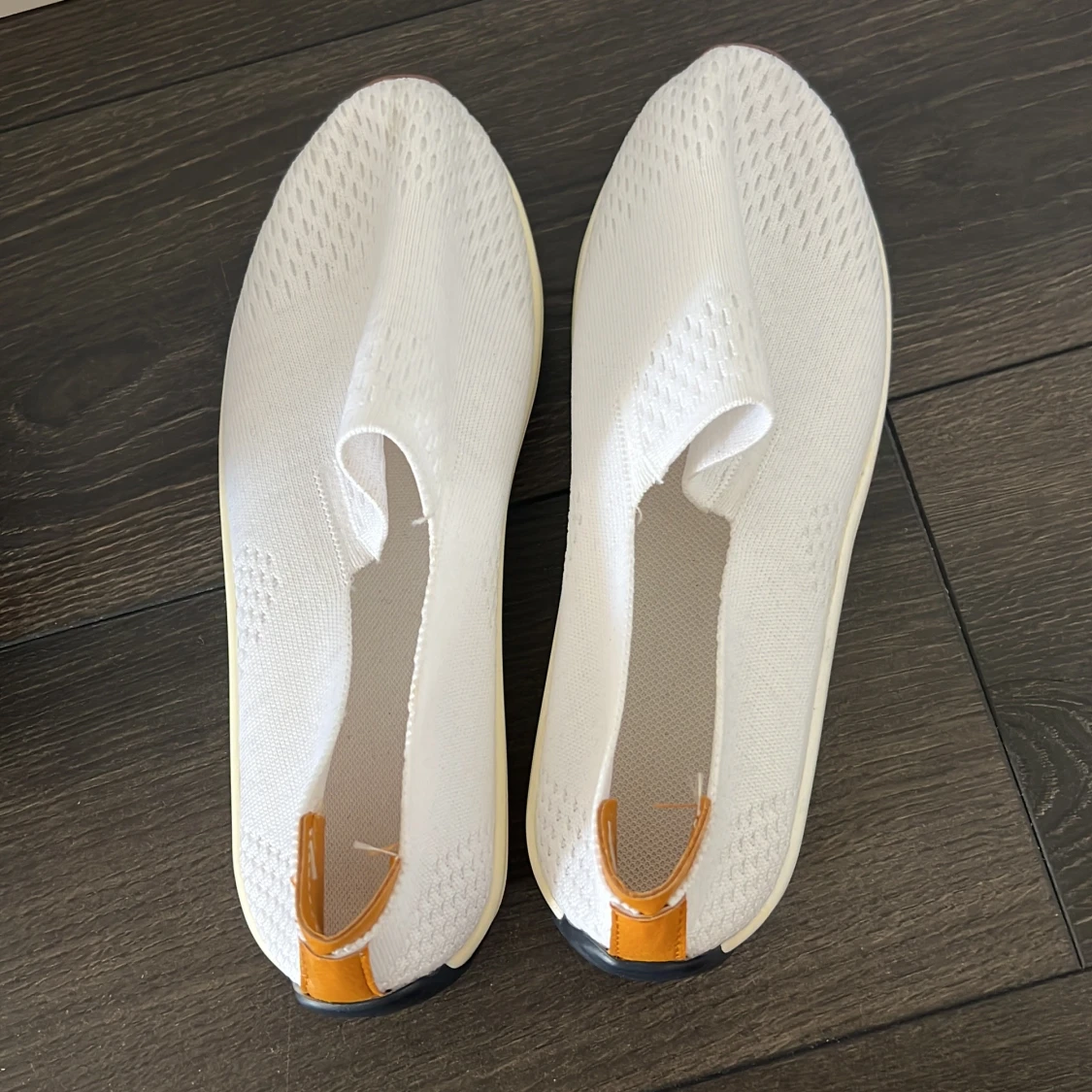 Vita stickade slip-on sneakers