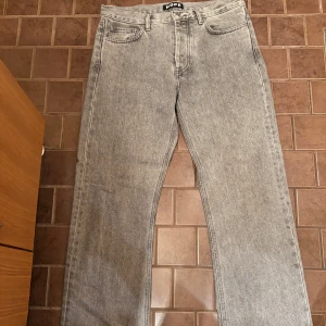 HOPE JEANS - Säljer dessa sjuuuukt feta ljusgråa Hope jeansen i extremt bra skick, enbdast lite ”normal” slitning efter använding ett fåtal gånger! Köpta från Hopes hemsida för 2,300kr. Storlek 28” vilket motsvarar M i vanliga byxor. Väljer du att betala direkt via Swish kan jag gå ner lite i pris eftersom vi då slipper all väntetid som tillkommer via betalning genom Plick!🏆 Skicka ett PM vid frågor eller funderingar.
