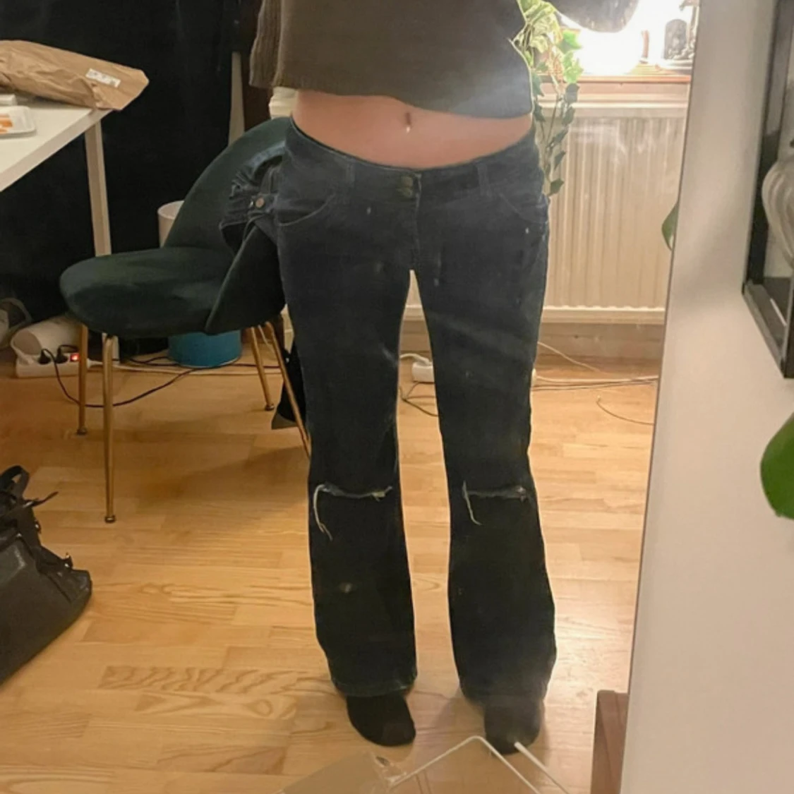 Mörkblå bootcut jeans med slitna knän - 2