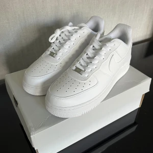 Nike Air Force 1 - Hej! Jag säljer ett par Nike Air Force 1. Skicket är perfekt inga skador alls, storlek 44. Priset kan diskuteras!