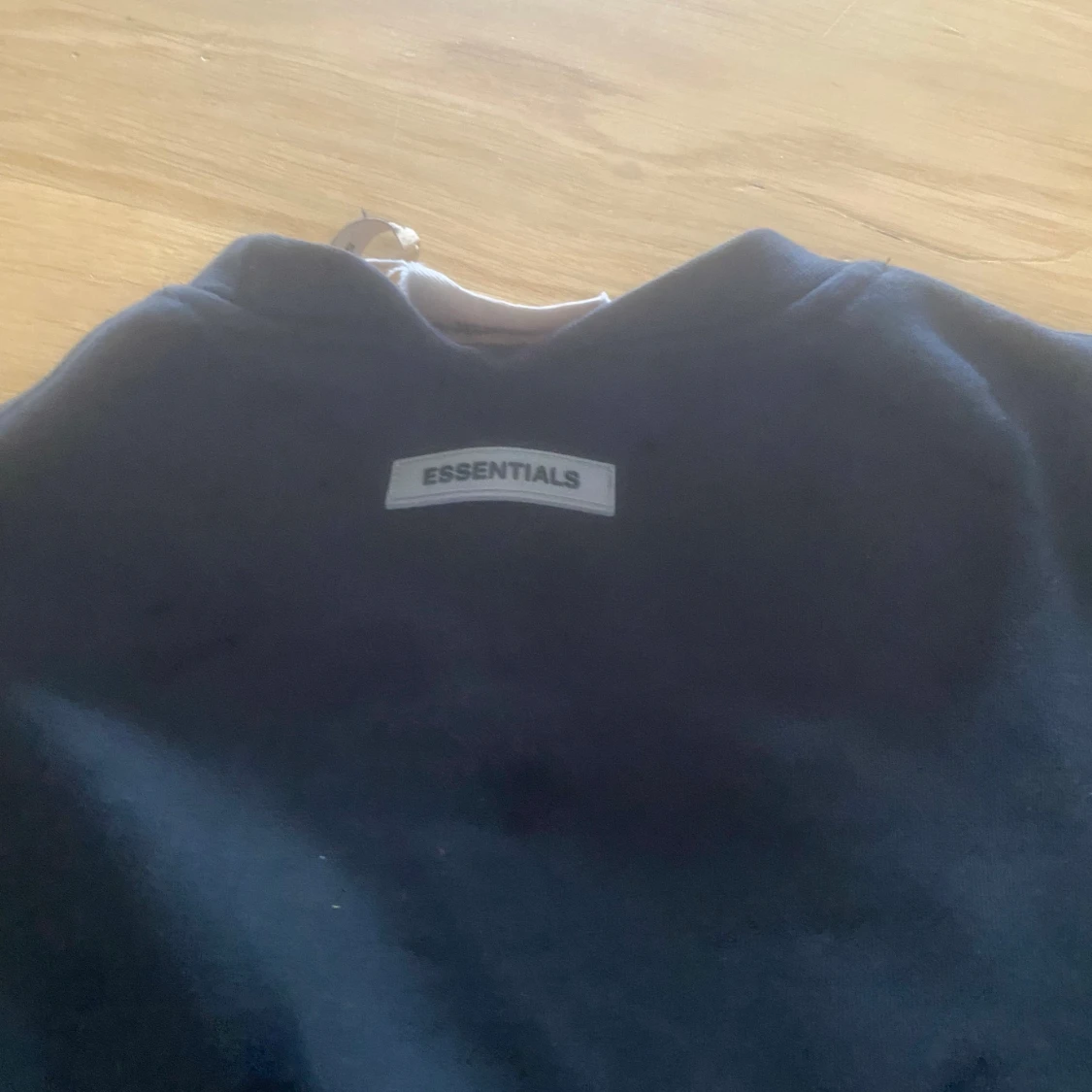 Svart Essentials sweatshirt - 1