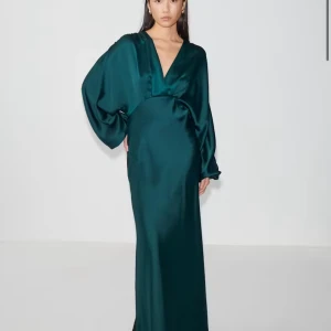 Mörkgrön långklänning med v-ringning - SÖKER! Någon som har klänningen från Gina tricot i 32 finns det någon som har den hör av dig i akut behov av den!!🌸