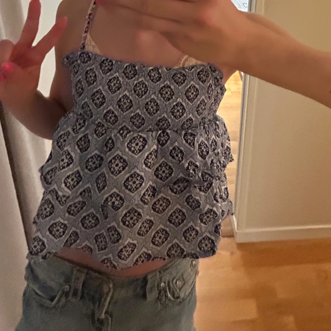 Mönstrad blå linnetopp med volang