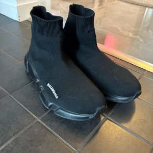  svarta sneakers - Svarta skor