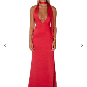 Röd långklänning från I AM DELLALAH - Supersnygg satin klänning med öppen rygg. Aldrig använd med prislapp kvar men märkte att det fanns en fläck på insidan av klänningen (sista bilden, när klänningen var vänd ut och in) men ingenting som syns utanpå eller när man har på sig den.❤️