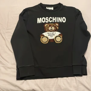 Svart moschino tröja  - Svart moschino tröja, skick: 7/10 storlek: S skriv till mig vid frågor och funderingar 🙏