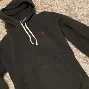 Ralph Lauren tröja - Säljer nu denna tröja ifrån Polo Ralph Lauren då den inte används länge, den är i storlek XS men kan även passa dig som använder S vanligtvis. Hör av dig vid minsta fråga eller fundering! 