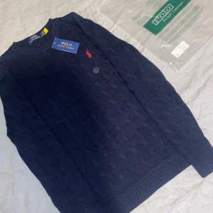 Mörkblå stickad tröja Polo Ralph Lauren - Säljer en mörkblå stickad tröja från Ralph Lauren i storlek M. Den är helt oanvänd och i nyskick.  Hör gärna av dig om du undrar något 😊 