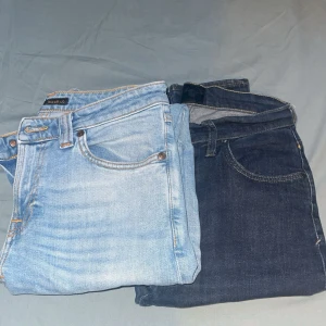 1 par ljusblåa nudie jeans och 1 par mörk blåa tiger of sweden jeans - Nudie jeansen är w28 L32 och tiger of sweden är w30 L33. 1 par jeans 250kr båda för 400kr!