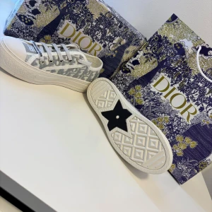 Dior skor  - Hej säljer nu dessa grå dior skor till damer skorna är helt nya och är aldrig använda. Skorna är i storlek 38. Hör gärna av er vid frågor eller funderingar.(priset är inte hugget i sten) så de går att diskutera 