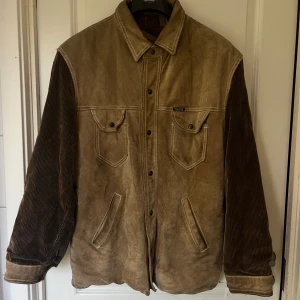 Diesel mocka- och manchesterjacka - Ascool jacka från Diesel!!  Jackan kan vrängas och bäras åt två olika håll. En med beige mocka och bruna Manchester ärmar och andra hållet med ett rutigt skjortmönster med en snygg diesel logga på ryggen. ❤️‍🔥  Här får du alltså två jackor till priset av en ;)   Storlek: L skulle jag tro (Den har inga lappar eftersom den går att vränga åt båda sidor) 