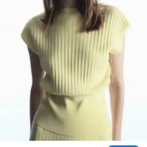 Plisserad gul stickad ärmlös tröja - !SÖKER! Söker den här COS- toppen i gult (storlekarna xs/s/m) skicka meddelande om du hade varit intresserad av att sälja! 🪷