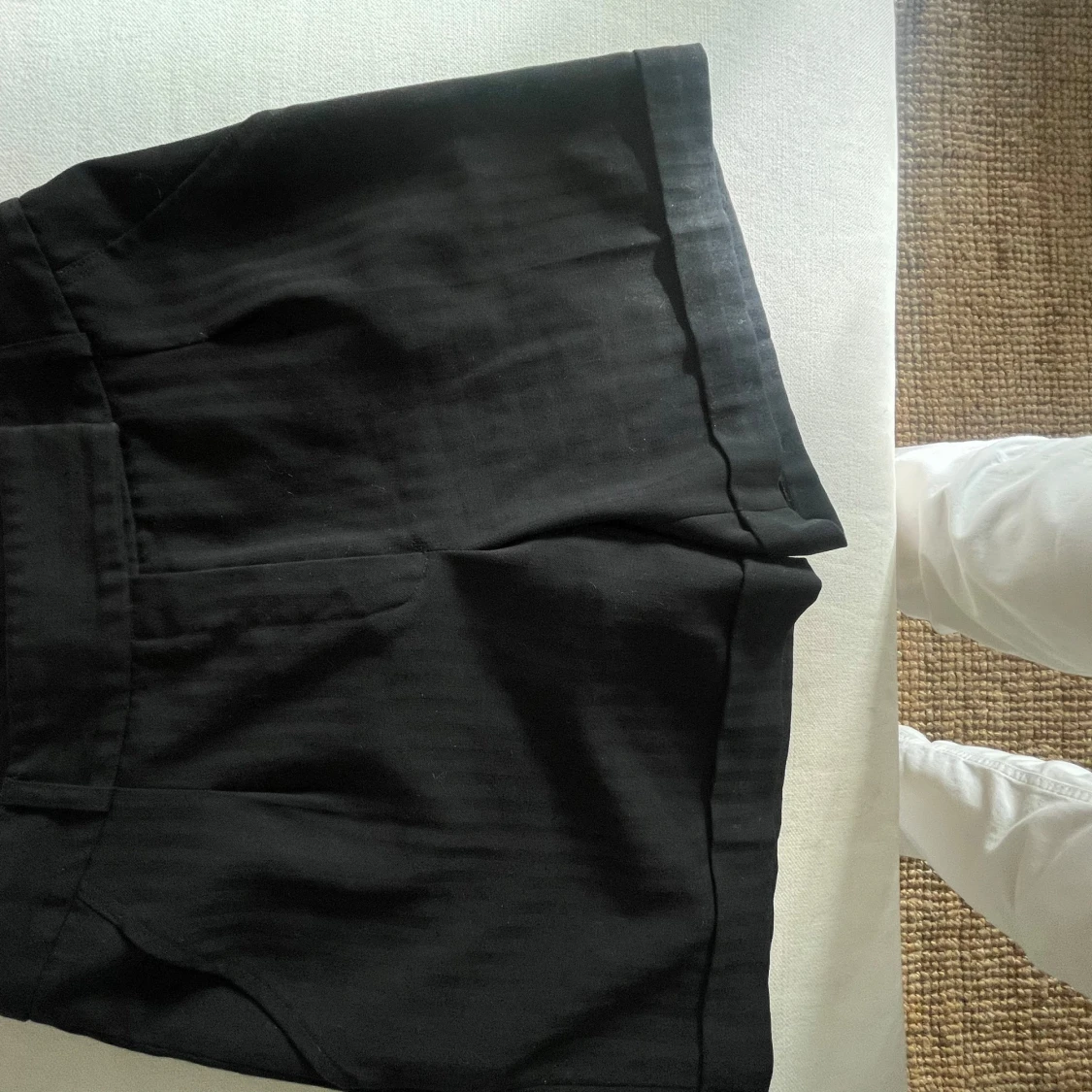 Svarta dressade shorts med uppvik - 1