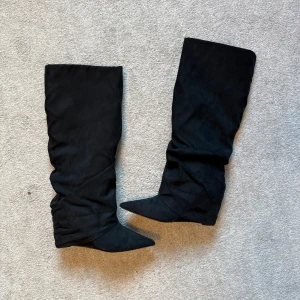 Shark boots svarta mocka  - Populära shark boots med spetsiga tå i mocka. Storlek 38. Använda 1 gång, nästintill oanvända. 