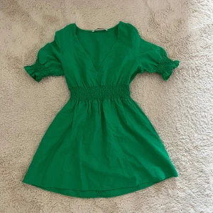 Grön Zara klänning  - Grön klänning från Zara i väldigt fint skick. Använd endast en gång. Inga defekter.