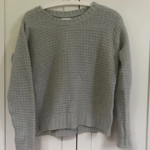 Ljusblå stickad tröja  - Supermysig ljusblå stickad tröja från Angelology med snyggt virkat mönster. 