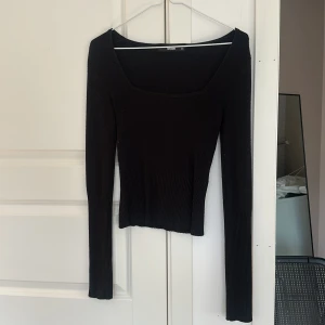 Svart ribbad tröja från BikBok - Svart långärmad tröja från BikBok i storlek XS. Tröjan har en fyrkantig urringning och är ribbstickad nertill och vid ärmsluten. Kommer inte till användning och jag har använt den rätt många gånger men den är i fint skick. 