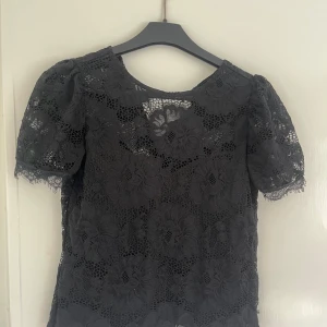 Svart spetsblus från Gina Tricot - Supersnygg svart blus från Gina Tricot i spets. I bra skick 