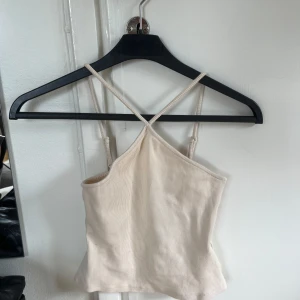Beige ribbad linnetopp från Bikbok - Säljer en beige ribbad linnetopp från Bikbok i storlek XS. Använd fåtal gånger