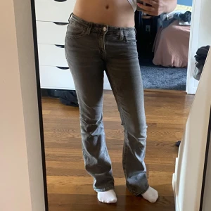 Grå bootcut jeans från Gina Young  - Snygga grå bootcut Jeans som har låg midja. Midjemåttet är 38 cm rakt över och Innerbenslängden är 79cm💕