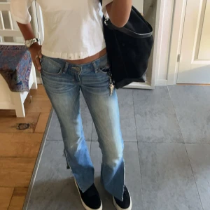 hollister jeans - säljer ett par jeans som är lågmidjade från hollister! de är i storlek xxxs-xs. de var raka i benen men jag klippte längst ner i kanten så de blev bootcut. det går att sy så den blir helt bootcut själv. dm för frågor! pris kan diskuteras
