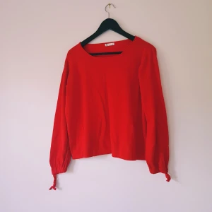 Röd långärmad tröja med knyt från Cubus strl M - Snygg röd långärmad tröja från Cubus med rund halsringning och knyt vid ärmsluten. Enkel och stilren modell som passar perfekt till jeans eller kjol. Mjuk och skön känsla, perfekt för dig som gillar färg och vill sticka ut lite extra.  Helt skick dock noppror