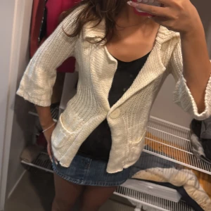 Vit stickad cardigan jacka från Cream - Säljer en vit stickad cardigan jacka från Cream i storlek XS. Jackan har trekvartsärmar, bred krage, en stor knapp framtill och två fickor.  har knappt använt så är i bra skick