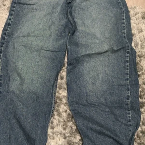 Blå baggyjeans från FB Sister (newyorker) - Säljer mina baggyjeans som jag köpte på new yorker. Strl xxs och är lite långa på mig som är 160