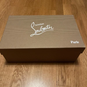 Svarta christian louboutin - Sköna loubs svart färg med spikar använt några gånger men känns Exkat som ny! Pris kan diskuteras postar samma dag!