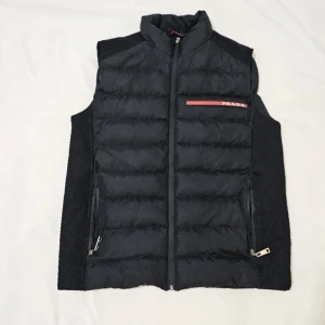 Pradaväst - Dm vid intresse. Pris kan diskuteras😃