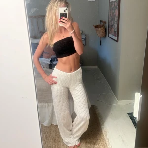 Byxor  - Säljer dessa supersnygga byxor, med inbyggda shorts🤍 Har en liten fläck framtill (men syns ju inte om man har en stor tröja😊) Kommer inte gå ner i pris!!