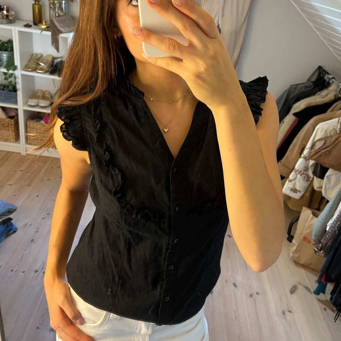 Svart broderad volangtopp