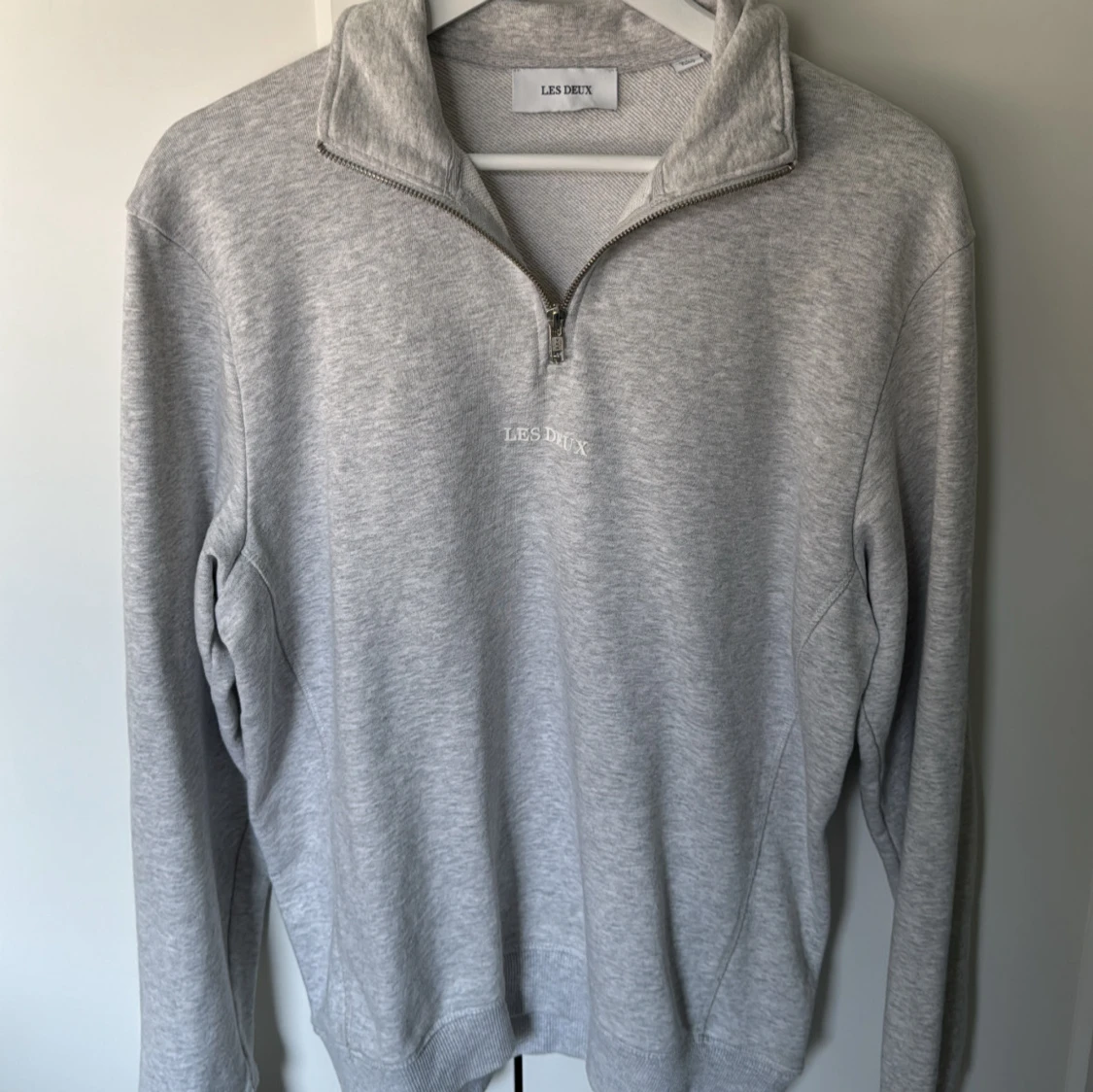 Grå half zip tröja från Les Deux