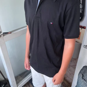 Svart pikétröja från Tommy Hilfiger - Piké | Tommy Hilfiger | Strl M | Nypris: 699kr | Mitt pris 299kr | Hör av dig vid funderingar🍀