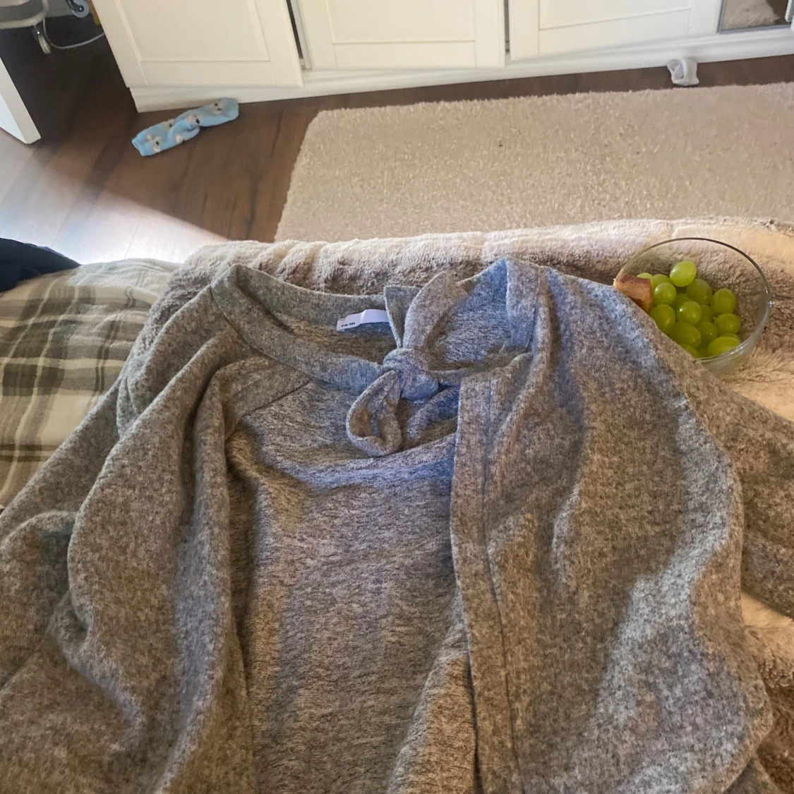 Grå kofta med knyt i halsen - 1