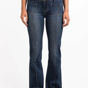 Blå bootcut jeans med fickor - Snygga blå jeans med bootcut-modell och markerade sömmar framtill. Byxorna har stora framfickor och bakfickor med lock och knapp. Jeansen har en klassisk midja och är tillverkade i denim med lätt stretch för skön passform.