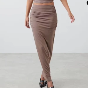 Maxikjol - En lång kjol från Gina som har rynkor på sidan. Helt slut på hemsidan. Nypris 279kr. Helt ny med lapparna kvar 