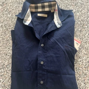 Burberry skjorta  S - Säljer en ass fett burberry skjorta i st S. Den är i väldigt bra kvalité så passa på innan någon annan 