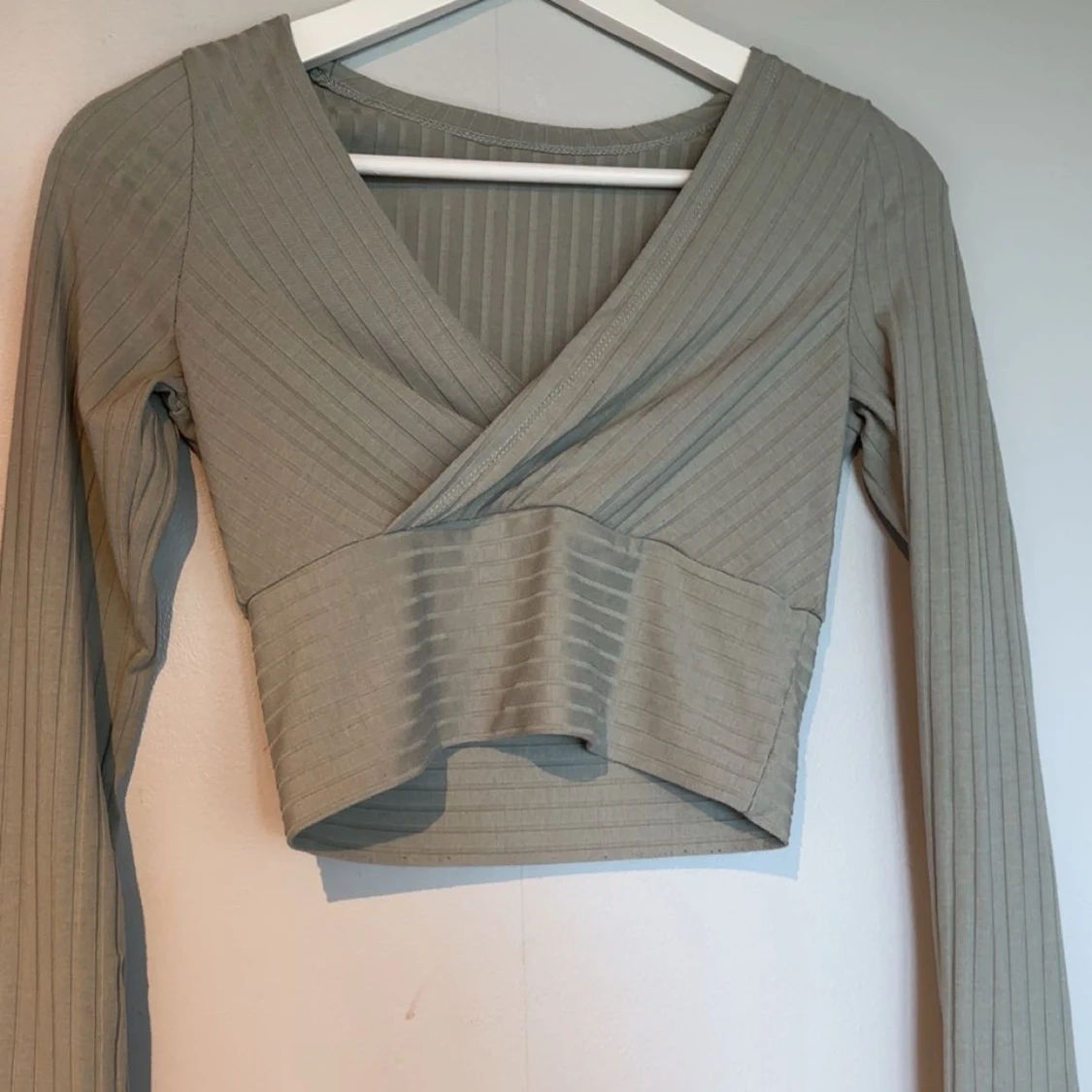 Ribbad omlottopp i grönt